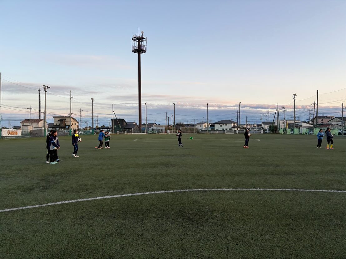 2/11(水・祝)図南サッカーパークにて来年度に新中学1年になる選手向けの練習会を行いました⚽️
今回も攻撃のトレーニングをやりました🏋️‍♀️

パス&コントロール ロングキック → シュート練習
2vs2+サーバー、ゴール前の攻防 8vs8+GK(ゲーム)

パス、コントロールからロングキックなどをトレーニングしてからシュート練習を行いました。ゴール前の攻防では攻守の切り替え時に少しプレーが止まってしまう場面がありましたが少しづつ途切れないような連続したプレーを意識してやってくれました。 ありがとうございました😊

 また来月も日程が決まりましたらご連絡させていただきます✉️次回もぜひご参加ください。

 よろしくお願いいたします🙇

#女子サッカー #群馬 #前橋 #ジュニアユース #サッカー女子募集中 #図南scフィオーレプーラ #図南scフィオーレ #図南サッカークラブ
