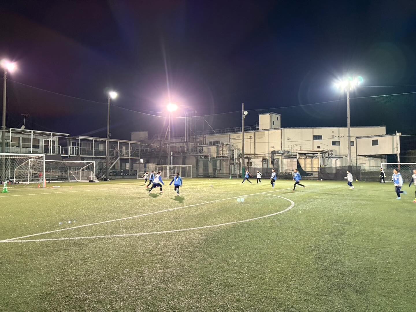 1/10(土)に来年度に新中学1年になる選手向けの練習会を行いました。攻撃のトレーニングをやりました⚽️

パス&コントロール
2vs2+2サーバー
8vs8ゲーム

入団予定選手を中心に寒い中たくさんの選手が集まってくれました☺️
皆一生懸命やってくれたのがとても嬉しかったです。ありがとうございました！
月1で行っていますが皆着実によくなっています👏

また来月も日程が決まりましたらご連絡させていただきます✉️
次回もぜひご参加ください✨✨

よろしくお願いいたします。

#女子サッカー #群馬 #前橋 #ジュニアユース #サッカー女子募集中 #図南scフィオーレプーラ #図南scフィオーレ #図南サッカークラブ