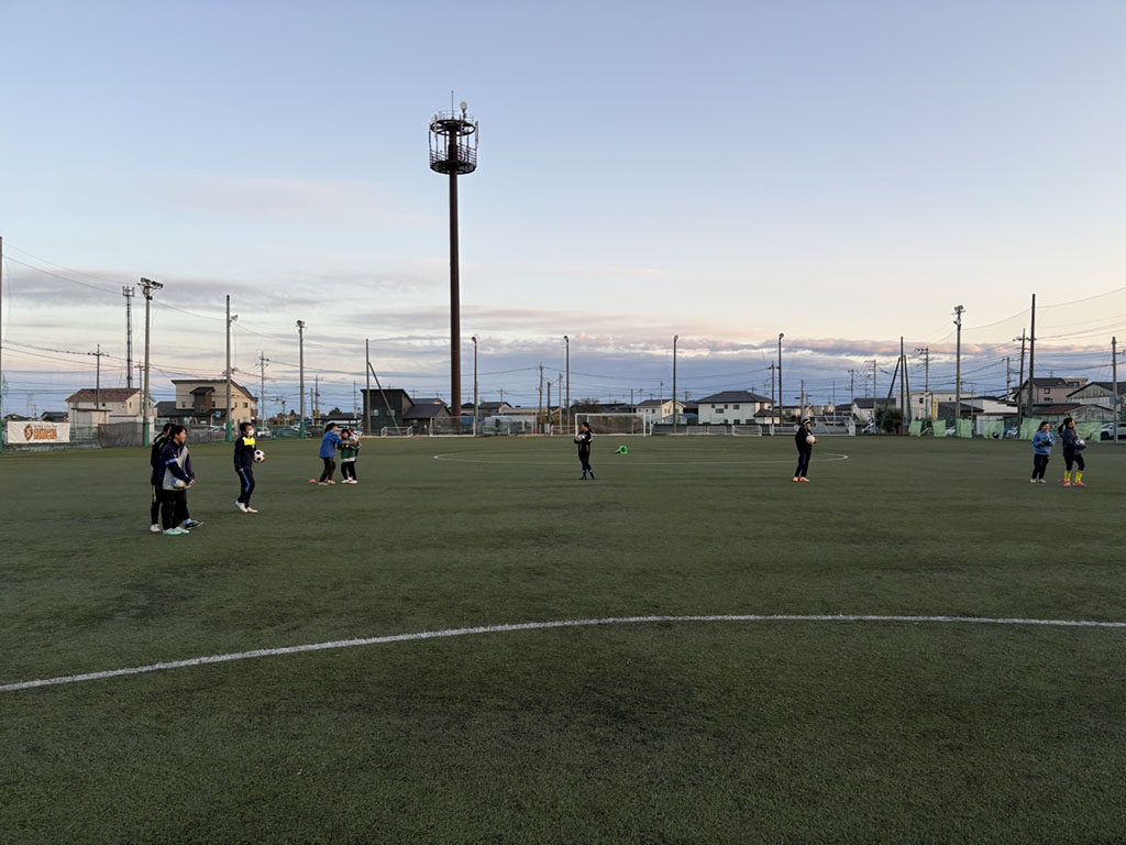 2026年2月11日に図南サッカーパークで行われた図南SCフィオーレ プーラの2026年度新入生練習会のウォーミングアップの写真です